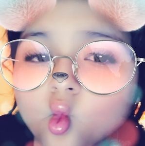 Meet your Posher, Lucya